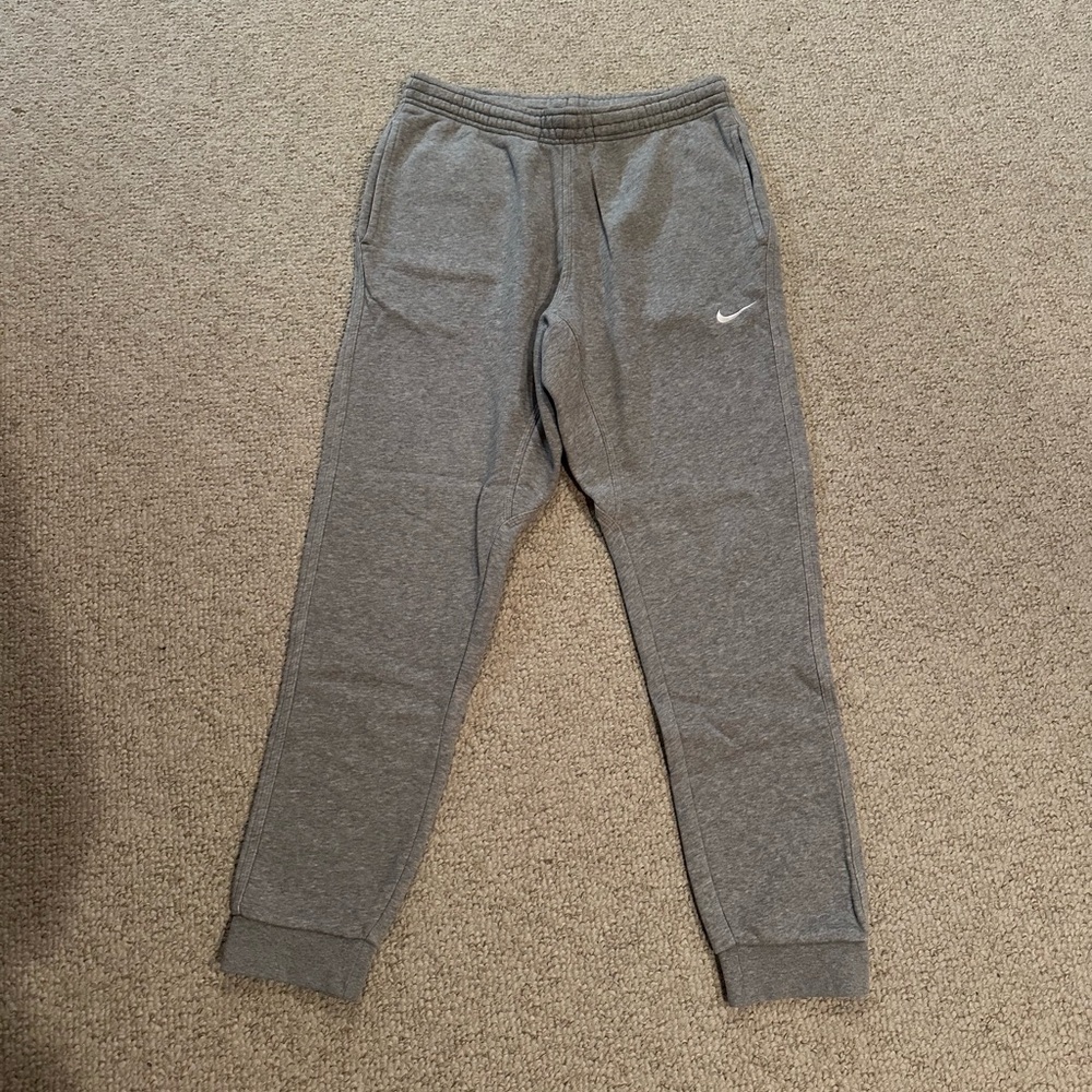 Nike Men’s Gray Sweatpants with adjustable drawstring and pockets